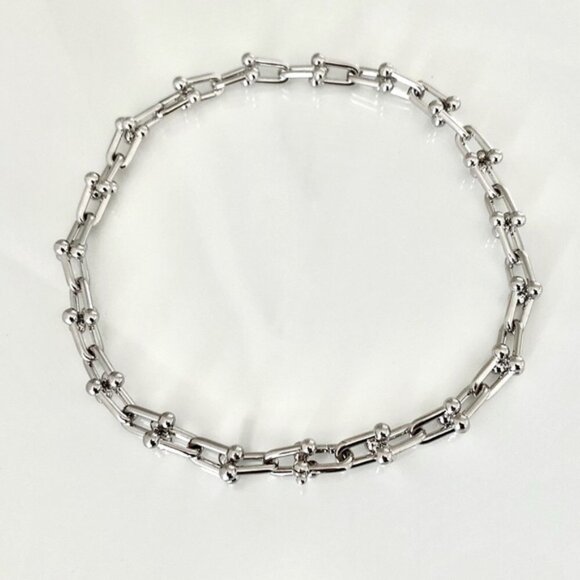 Hardware Bold Large Links U shaped Necklace - Picture 4 of 11